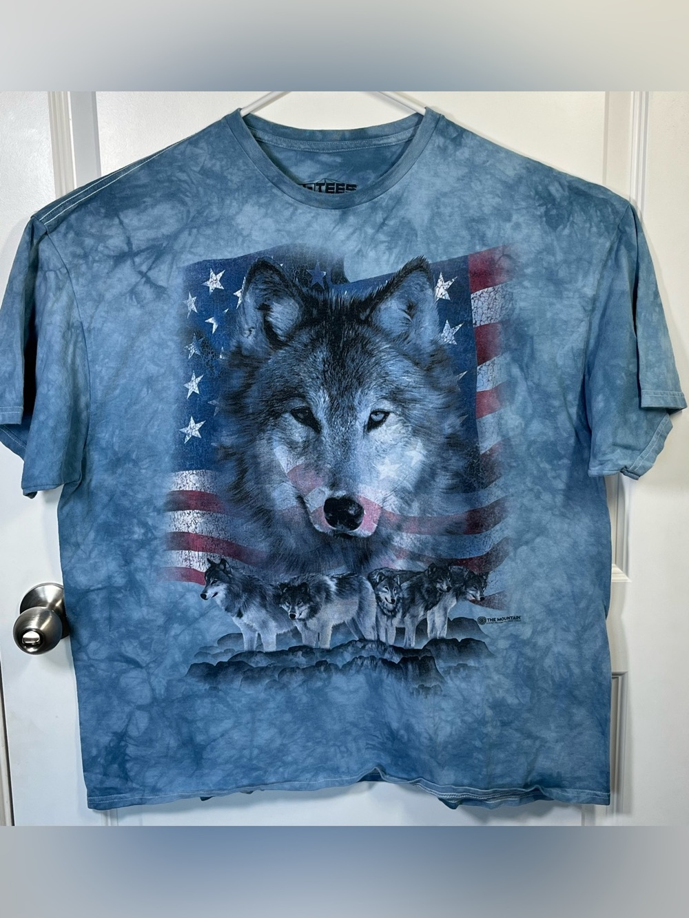 The Mountain Wolf American Flag Patriotic Graphic Tee Blue Tie Dye 2XL USA